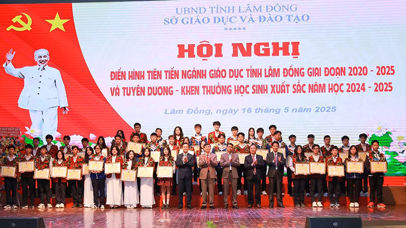 Sở Giáo dục và Đào tạo tỉnh Lâm Đồng trao Bằng khen của Bộ Giáo dục và Đào tạo cho học sinh giỏi quốc gia.