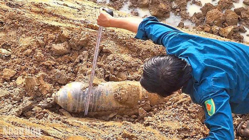 Người dân phát hiện vật thể nghi quả bom khi đào hồ chứa nước tại Tổ dân phố 7, thị trấn Phước Cát, huyện Đạ Huoai, tỉnh Lâm Đồng.