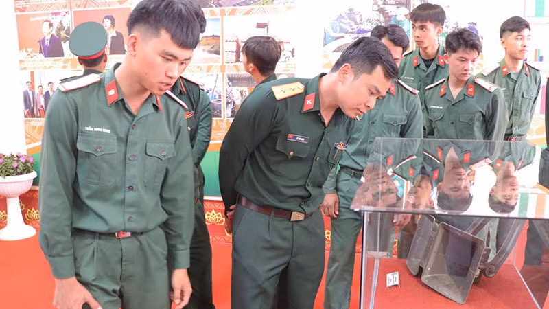 Các chiến sĩ tham quan triển lãm.