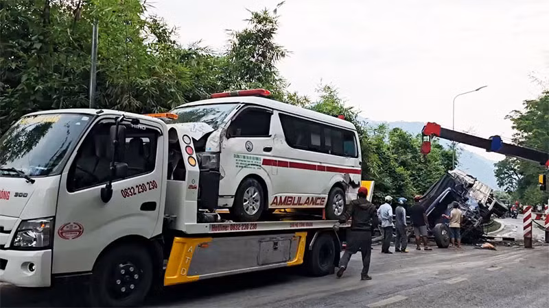 Lực lượng chức năng triển khai công tác cứu hộ, giải phóng hiện trường vụ tai nạn. Lực lượng chức năng triển khai công tác cứu hộ, giải phóng hiện trường vụ tai nạn.