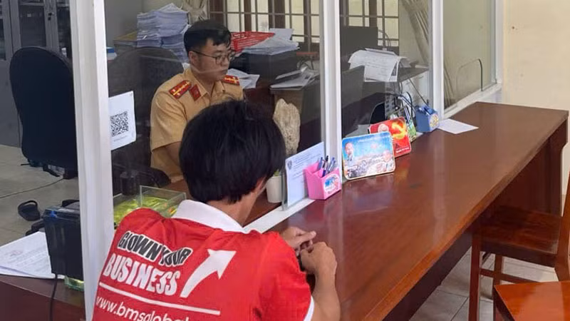 Lực lượng Cảnh sát giao thông lập biên bản, xử lý các tài xế vi phạm.