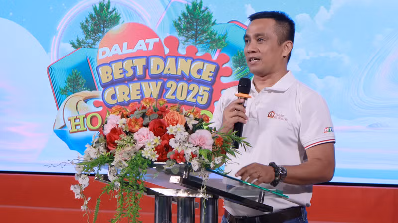 Ông Trần Đình Tài, đại diện Ban tổ chức Dalat Best Dance Crew năm 2025 - Hoa Sen Home International Cup phát biểu. Ông Trần Đình Tài, đại diện Ban tổ chức Dalat Best Dance Crew năm 2025 - Hoa Sen Home International Cup phát biểu.