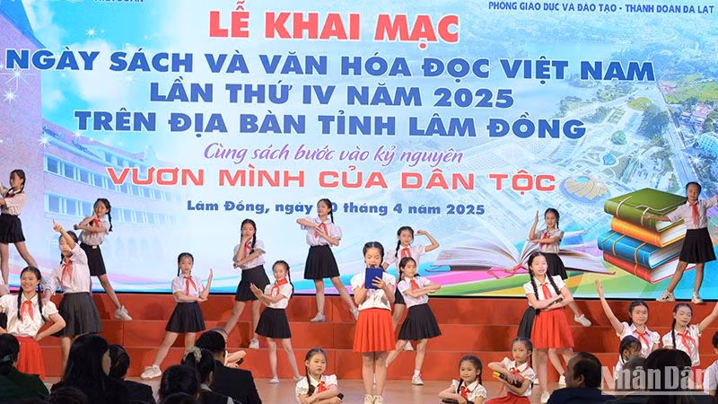 Tiết mục văn nghệ tại Ngày Sách và Văn hóa đọc Việt Nam tỉnh Lâm Đồng năm 2025.