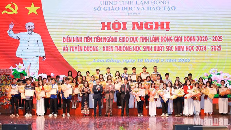 Lâm Đồng tuyên dương học sinh xuất sắc và điển hình tiên tiến ngành giáo dục.