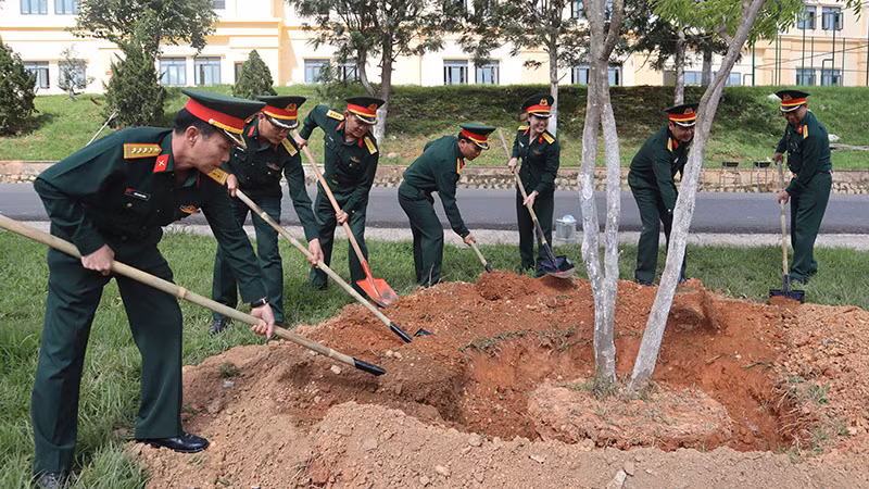 Thủ trưởng, cán bộ, giảng viên Học viện Lục quân trồng cây sau lễ phát động. Thủ trưởng, cán bộ, giảng viên Học viện Lục quân trồng cây sau lễ phát động.
