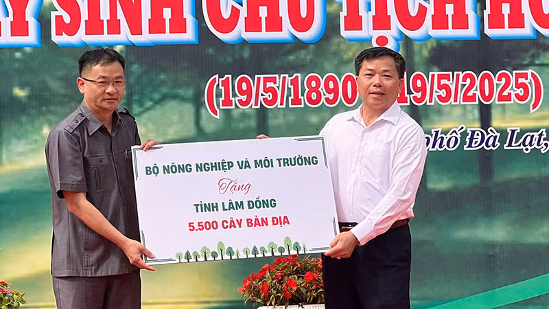 Chủ tịch Ủy ban nhân dân thành phố Đà Lạt Đặng Quang Tú nhận biểu trưng cây giống do Bộ Nông nghiệp và Môi trường trao tặng.