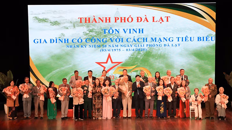 Tôn vinh và khen thưởng các gia đình có công với cách mạng tiêu biểu. Tôn vinh và khen thưởng các gia đình có công với cách mạng tiêu biểu.