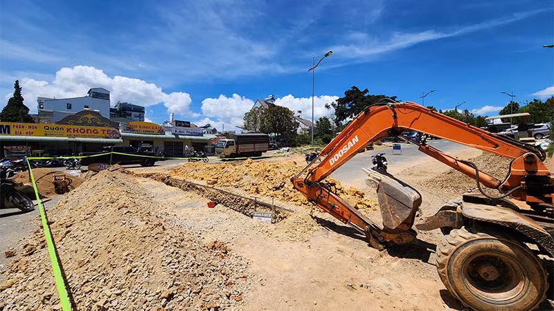 Cơ quan chức năng phong tỏa hiện trường chờ cơ quan chuyên môn kiểm tra, xử lý.