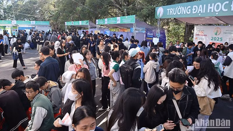Ngày hội việc làm năm 2025 tại Trường Đại học Đà Lạt thu hút hơn 40 doanh nghiệp và khoảng 1.500 vị trí việc làm.