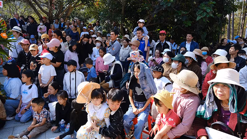 Nhân dân và du khách tham dự lễ.