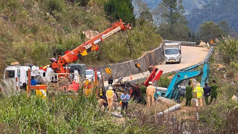 Lực lượng chức năng khám nghiệm hiện trường vụ tai nạn.
