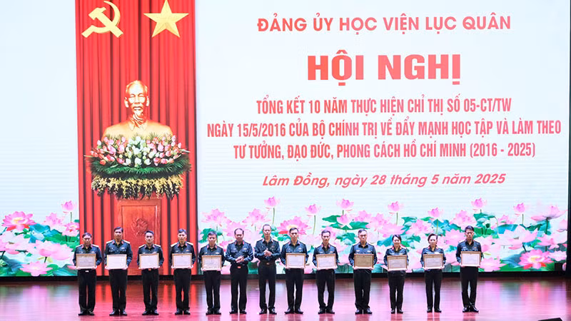 Đảng ủy Học viện Lục quân tặng bằng khen cho các tập thể, cá nhân có thành tích xuất sắc và thành tích tốt trong 10 năm thực hiện Chỉ thị số 05. Đảng ủy Học viện Lục quân tặng bằng khen cho các tập thể, cá nhân có thành tích xuất sắc và thành tích tốt trong 10 năm thực hiện Chỉ thị số 05.