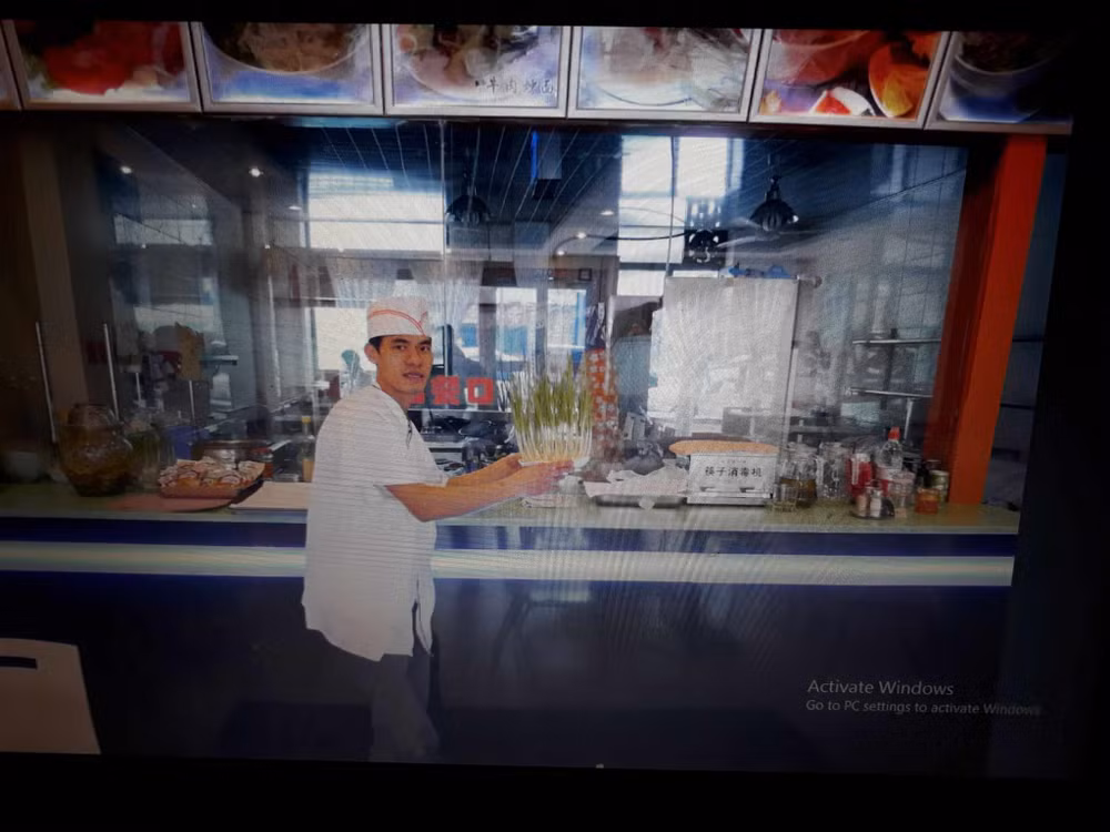 Anh Thành tại nơi sản xuất phở tươi ở Trung Quốc. (Ảnh: NVCC) Anh Thành tại nơi sản xuất phở tươi ở Trung Quốc. (Ảnh: NVCC)