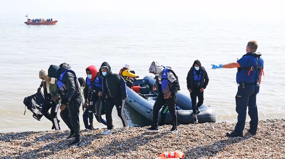 Một nhóm người di cư bị phát hiện khi nhập cư bất hợp pháp vào Anh. Ảnh: BBC/Thời nay