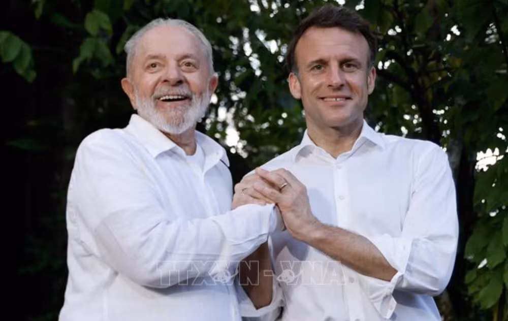 Tổng thống Pháp Emmanuel Macron (phải) và Tổng thống Brazil Luiz Inacio Lula da Silva tại cuộc gặp ở Belem ngày 26/3/2024. (Ảnh: AFP/TTXVN)