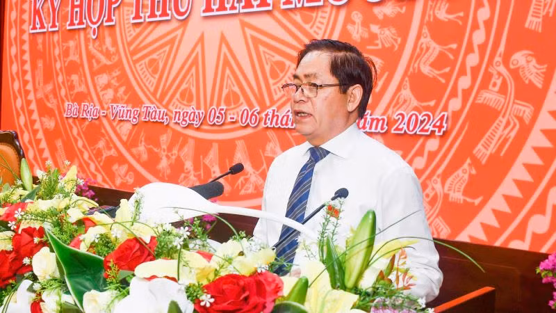 Đồng chí Phạm Viết Thanh Bí thư Tỉnh ủy, Chủ tịch Hội đồng nhân dân tỉnh phát biểu tại kỳ họp.