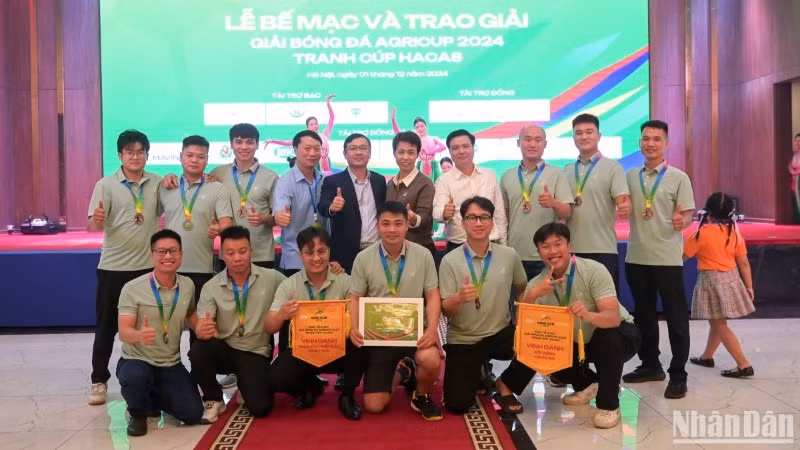Đội bóng Công ty Cổ phần Tập đoàn ThaiBinh Seed giành giải ba Giải bóng đá AgriCup 2024. Đội bóng Công ty Cổ phần Tập đoàn ThaiBinh Seed giành giải ba Giải bóng đá AgriCup 2024.
