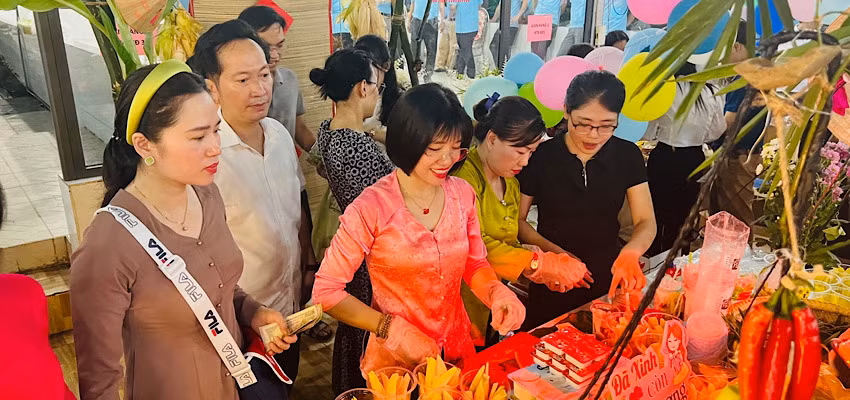 Các thực khách trải nghiệm các món ăn tại Lễ hội ẩm thực của Học viện Chính trị Khu vực II.