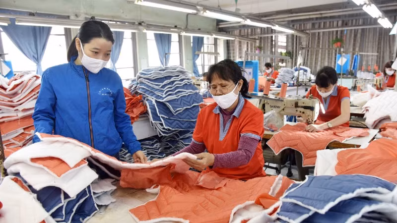 Dây chuyền may áo xuất khẩu tại Xí nghiệp may 1, Công ty May Chiến Thắng ( Hà Nội). (Ảnh: Trần An) Dây chuyền may áo xuất khẩu tại Xí nghiệp may 1, Công ty May Chiến Thắng ( Hà Nội). (Ảnh: Trần An)