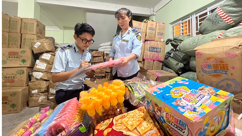 lực lượng quản lý thị trường tỉnh Phú Yên xử lý hàng hóa vi phạm.