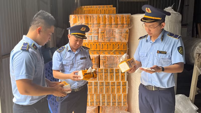 Lực lượng quản lý thị trường kiểm tra số hàng hóa vi phạm bị phát hiện tại cơ sở sản xuất giấy Tuấn Hoa.