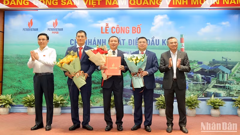 Lãnh đạo PVN tặng hoa và trao quyết định thành lập Chi nhánh Phát điện dầu khí.