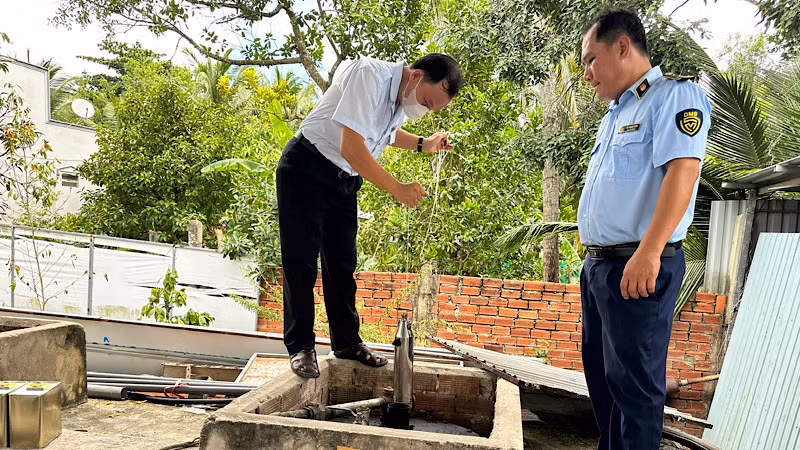 Lực lượng quản lý thị trường tỉnh Hậu Giang kiểm tra hàng hóa là xăng dầu vi phạm.