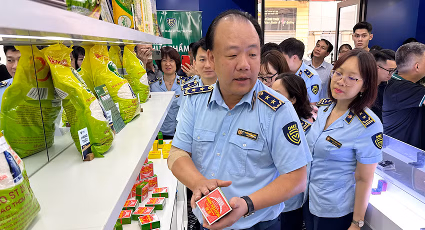 Tổng cục trưởng Quản lý thị trường Trần Hữu Linh hướng dẫn cách phân biệt bánh cốm Nguyên Ninh thật-giả. Tổng cục trưởng Quản lý thị trường Trần Hữu Linh hướng dẫn cách phân biệt bánh cốm Nguyên Ninh thật-giả.