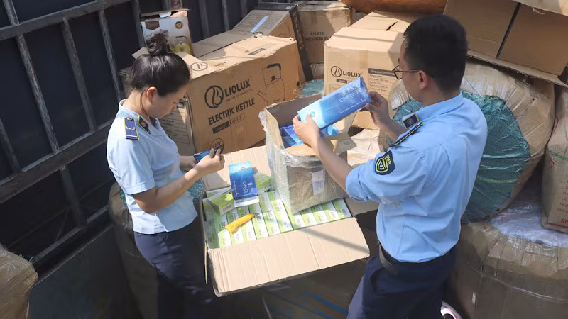 Lực lượng quản lý thị trường tỉnh Quảng Bình thu giữ nhiều thùng thuốc lá nhập lậu.