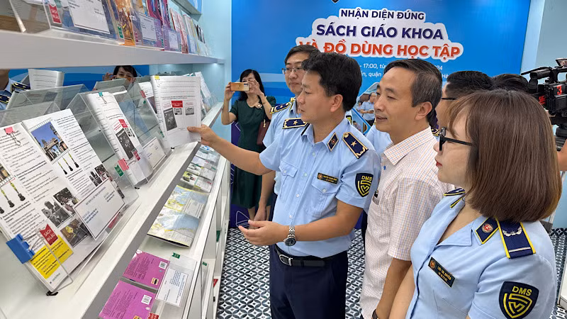 Lãnh đạo Cục Quản lý và Phát triển thị trường trong nước Nguyễn Thanh Bình hướng dẫn người dân phân biệt sách giáo khoa thật giả. Lãnh đạo Cục Quản lý và Phát triển thị trường trong nước Nguyễn Thanh Bình hướng dẫn người dân phân biệt sách giáo khoa thật giả.