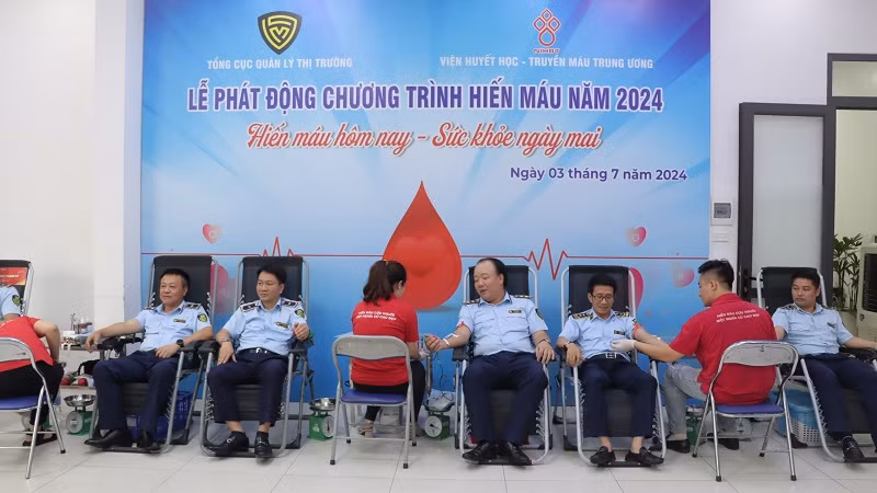 Lãnh đạo Tổng cục Quản lý thị trường tham gia hiến máu.