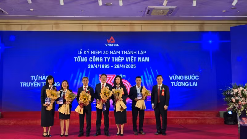 Vinh danh những cán bộ, công nhân viên tiêu biểu đã có nhiều đóng góp tích cực cho thành công của VNSTEEL.