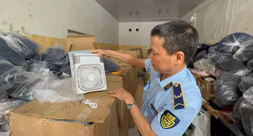 Lực lượng Quản lý thị trường TP Hà Nội phát hiện và thu giữ số lượng lớn hàng hóa vi phạm tại một kho hàng trên địa bàn