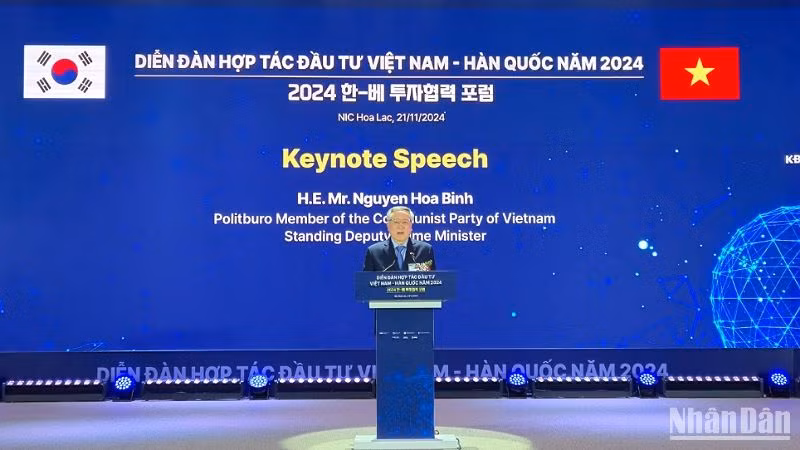Phó Thủ tướng Thường trực Chính phủ Nguyễn Hòa Bình phát biểu tại diễn đàn.