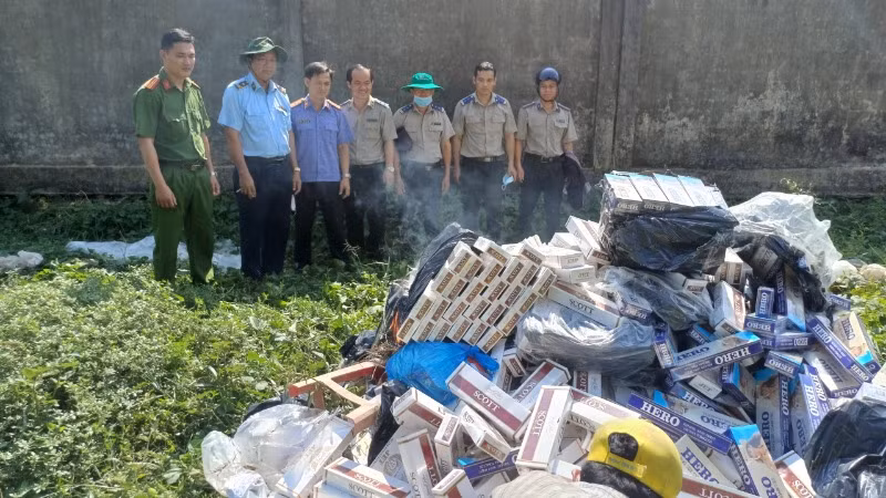 Lực lượng chức năng tỉnh Sóc Trăng thực hiện tiêu hủy thuốc lá nhập lậu.