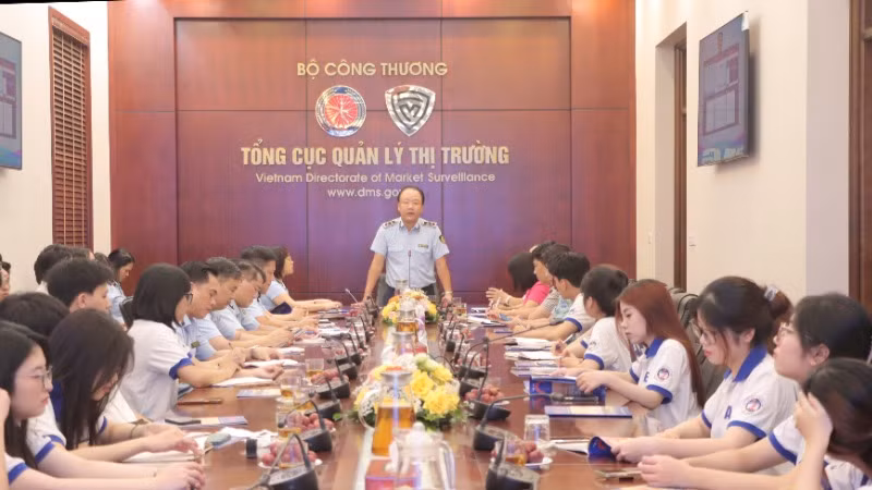 Tổng cục Quản lý thị trường phối hợp cùng Đại học Kinh tế quốc dân ký Thỏa thuận hợp tác đào tạo cử nhân ngành quản lý thị trường.