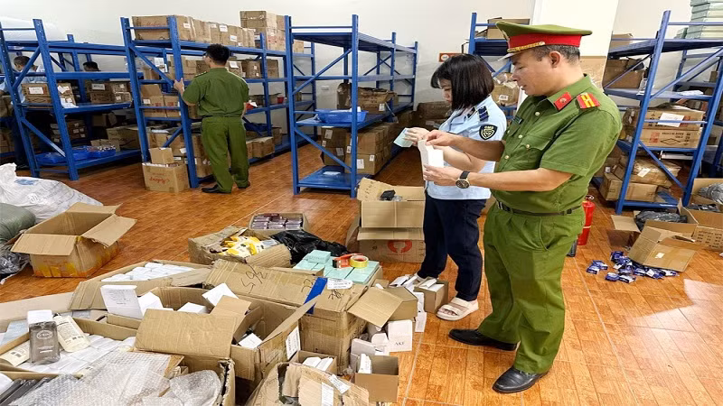 Lực lượng chức năng tỉnh Bắc Giang đang tiến hành kiểm tra số hàng hóa có dấu hiệu vi phạm.