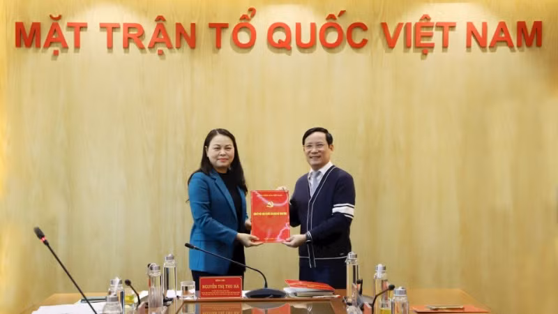 Đồng chí Phạm Tấn Công, Chủ tịch VCCI nhận quyết định chỉ định làm Bí thư Đảng ủy VCCI. Đồng chí Phạm Tấn Công, Chủ tịch VCCI nhận quyết định chỉ định làm Bí thư Đảng ủy VCCI.