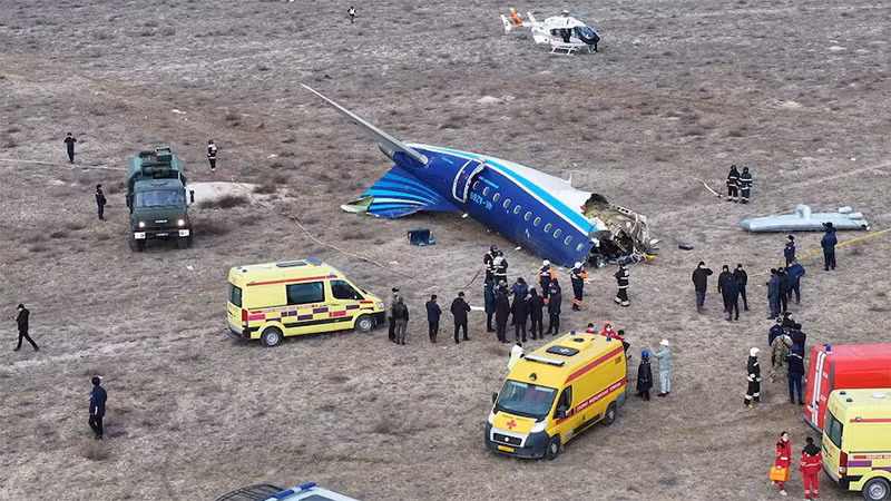 Hiện trường vụ máy bay của hãng hàng không Azerbaijan Airlines rơi tại thành phố Aktau, Kazakhstan, ngày 25/12/2024. (Ảnh: Reuters)