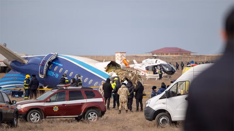 Hiện trường vụ máy bay của hãng hàng không Azerbaijan Airlines rơi tại thành phố Aktau, Kazakhstan, ngày 25/12/2024. (Ảnh: Tân Hoa Xã)
