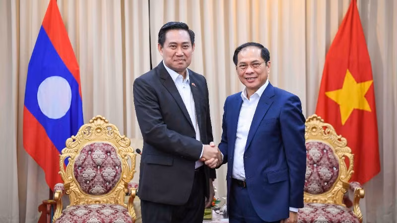 Phó Thủ tướng, Bộ trưởng Ngoại giao Bùi Thanh Sơn tiếp Bí thư, Tỉnh trưởng Champasak. (Ảnh: Bộ Ngoại giao Việt Nam)