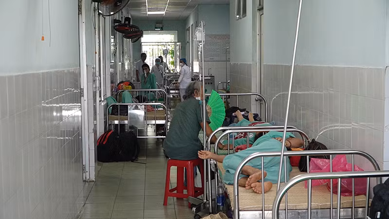 Bệnh nhân nằm điều trị ngoài hành lang, dọc lối đi giữa các phòng bệnh.