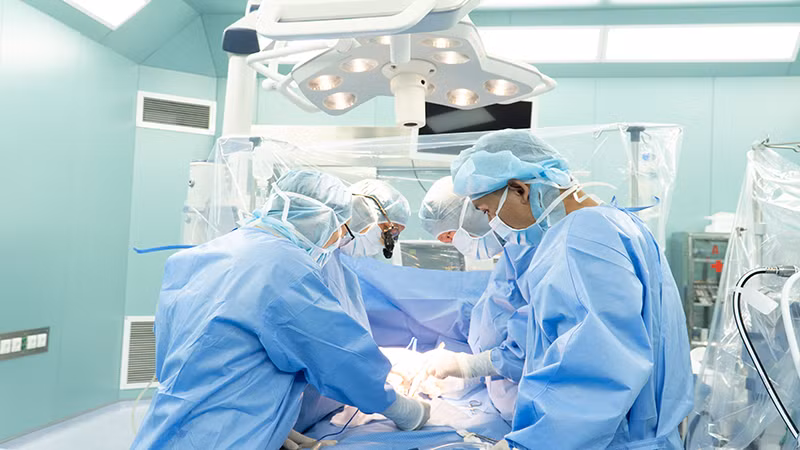 Ê-kíp phẫu thuật banding thu hẹp đường kính thân động mạch phổi cho bệnh nhi sơ sinh 25 ngày tuổi. Ê-kíp phẫu thuật banding thu hẹp đường kính thân động mạch phổi cho bệnh nhi sơ sinh 25 ngày tuổi.