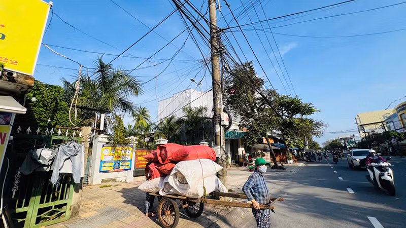 Dây điện, cáp viễn thông giăng mắc chằng chịt.