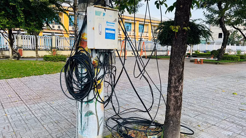 Dây điện, cáp viễn thông bỏ nằm luôn dưới mặt đất.
