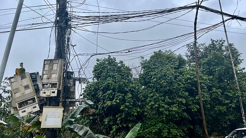 Chằng chịt dây điện đấu nối sau công-tơ. Chằng chịt dây điện đấu nối sau công-tơ.