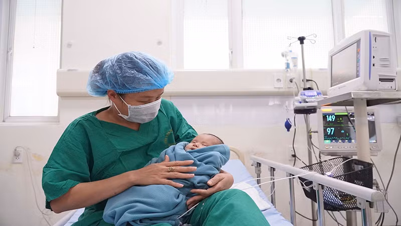 Bé sơ sinh 25 ngày tuổi hồi phục tốt sau ca phẫu thuật.