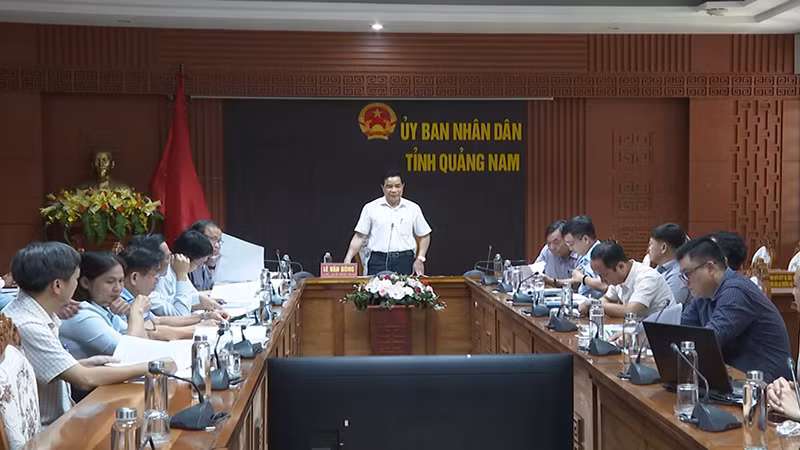 Chủ tịch Ủy ban nhân dân tỉnh Quảng Nam Lê Văn Dũng chủ trì buổi làm việc với Bệnh viện đa khoa Quảng Nam, Ban Quản lý dự án đầu tư xây dựng tỉnh và các sở, ngành liên quan.