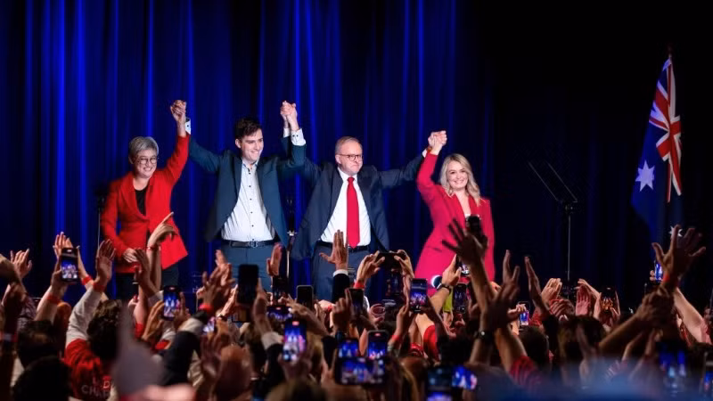 Thủ tướng Australia Anthony Albanese ăn mừng sau khi giành chiến thắng trong cuộc tổng tuyển cử liên bang tại Sydney, ngày 3/5/2025. (Ảnh: Tân Hoa xã) Thủ tướng Australia Anthony Albanese ăn mừng sau khi giành chiến thắng trong cuộc tổng tuyển cử liên bang tại Sydney, ngày 3/5/2025. (Ảnh: Tân Hoa xã)