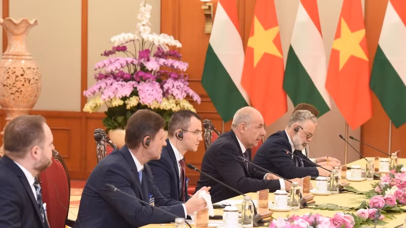 Tổng thống Hungary Sulyok Tamas và các đại biểu. (Ảnh: TRẦN HẢI)